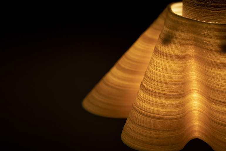 Kuvassa selluloosapohjaisesta materiaalista valmistettu lampunvarjostin.