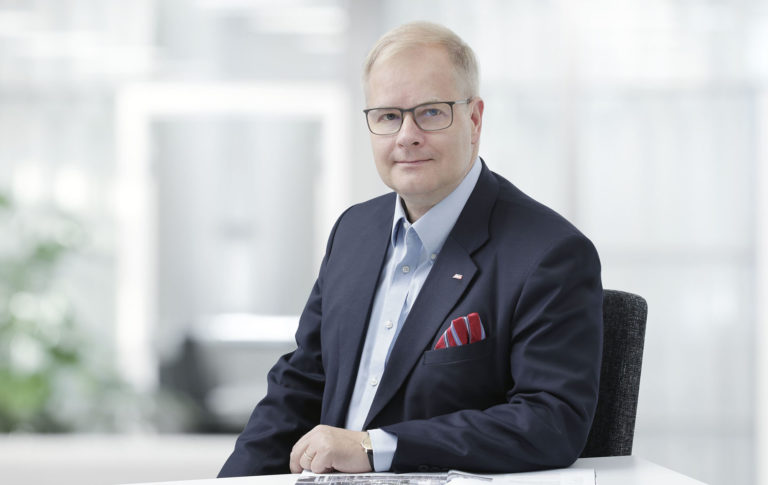 ABB Suomen toimitusjohtaja Pekka Tiitinen katsoo kohti kameraa.