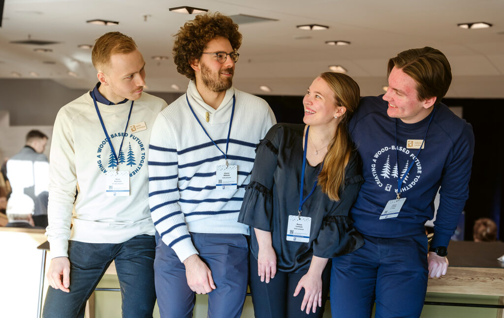 Risto Ruohola, Hanno Mikkola, Roosa Luimula ja Oskari Laurila keskustelevat seminaarissa.
