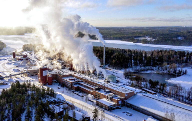 Stora Enson Heinolan tehdas ilmasta päin kuvattuna talvisessa maisemassa.