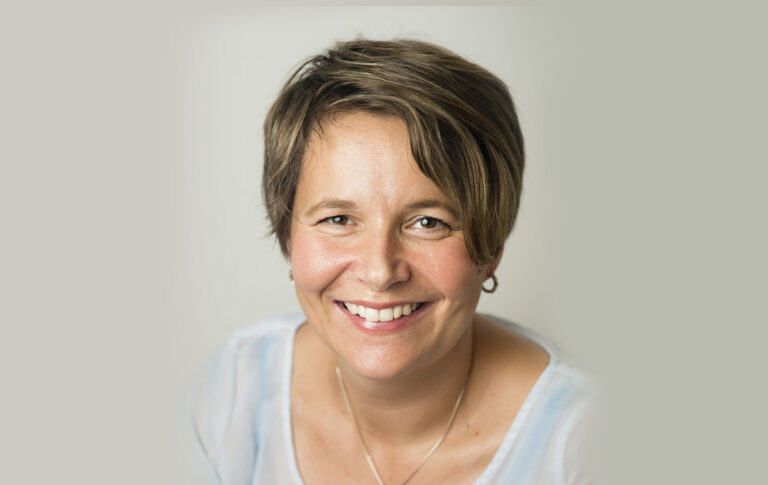 Alina Ruonala-Lindgren katsoo kohti kameraa.