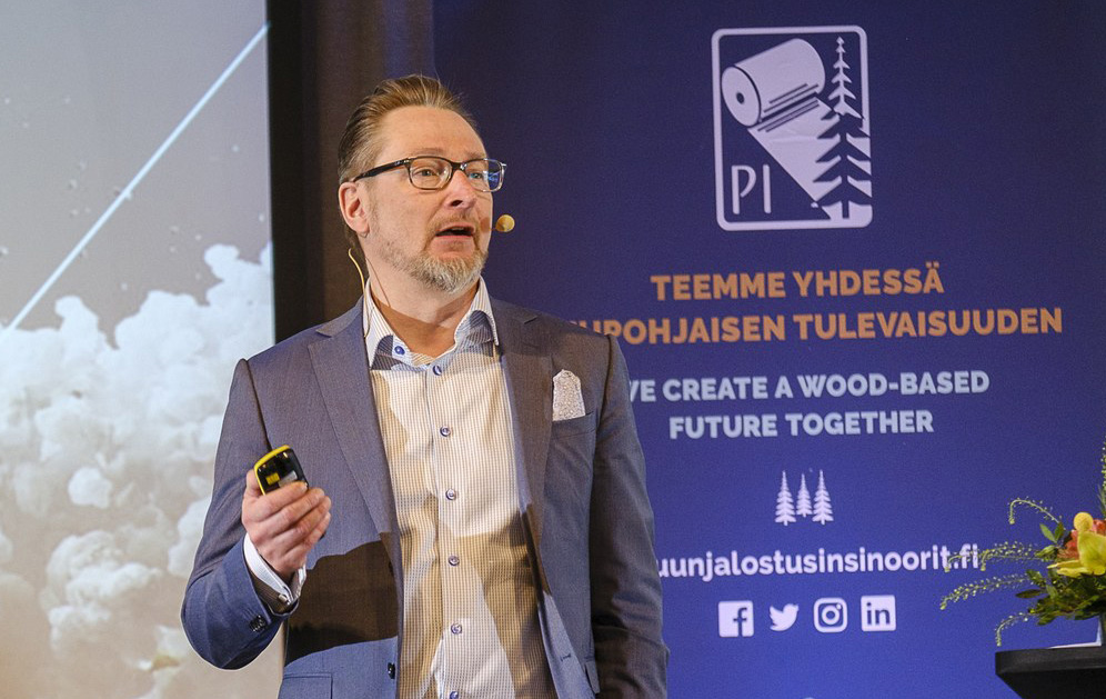 Antti Salminen puhuu Puunjalostusinsinöörien kevätseminaarissa huhtikuun lopulla 2024.