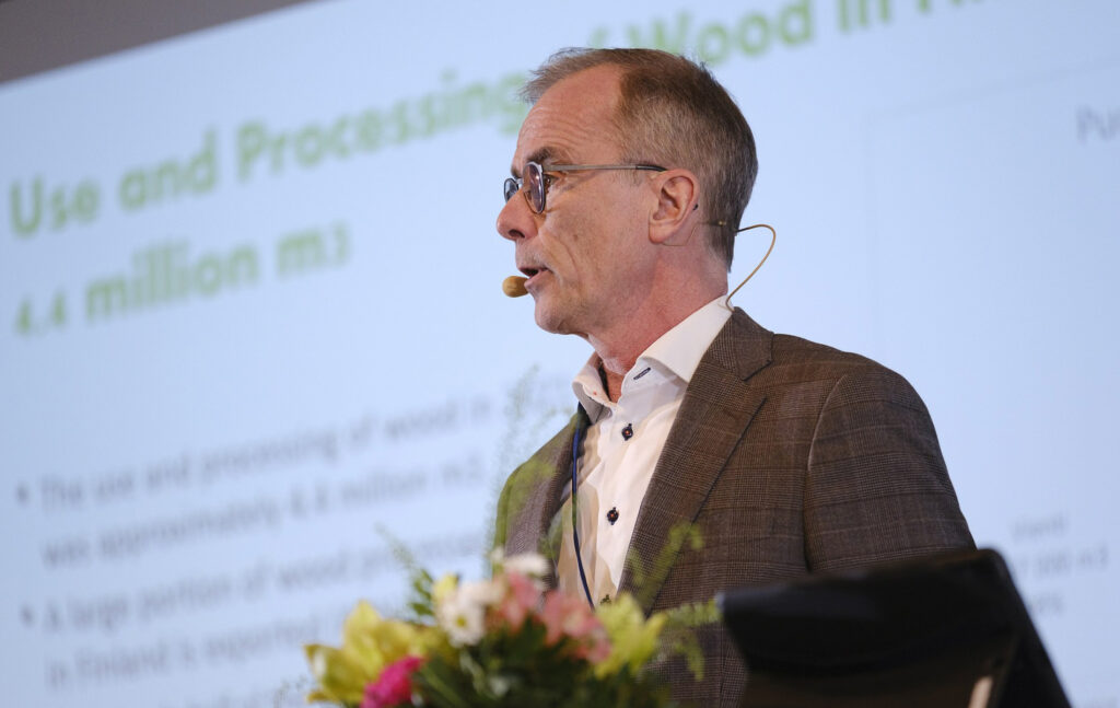 Matti Mikkola puhuu Puunjalostusinsinöörien kevätseminaarissa seminaariyleisölle huhtikuuun lopulla 2025.