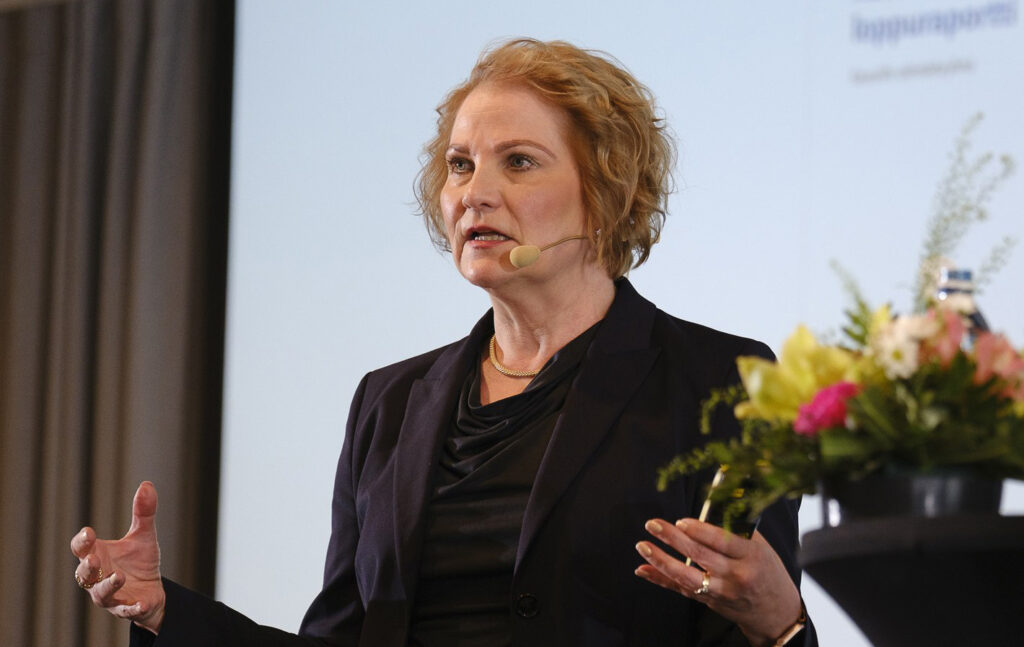 Tua Huomo puhuu Puunjalostusinsinöörien kevätseminaarissa seminaariyleisölle huhtikuun lopulla 2025.