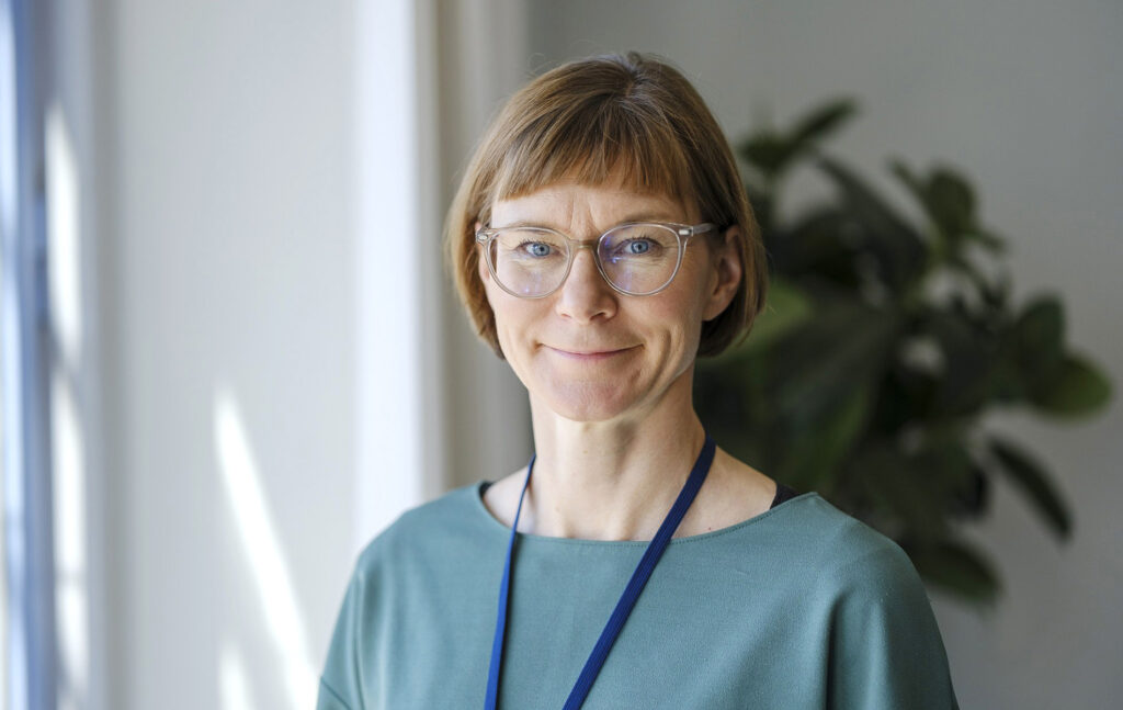 Tuuli Koivu katsoo kohti kameraa.