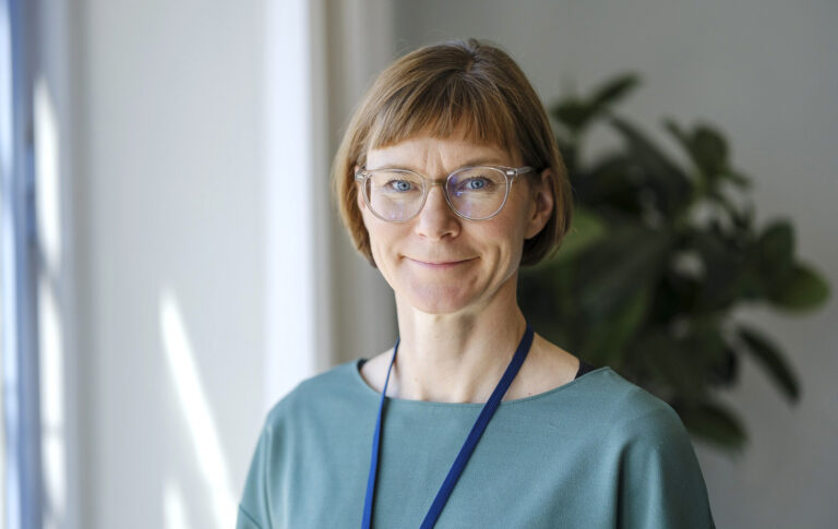 Tuuli Koivu katsoo kohti kameraa.