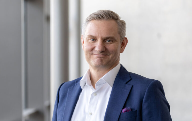 Jarno Nymark katsoo kohti kameraa.