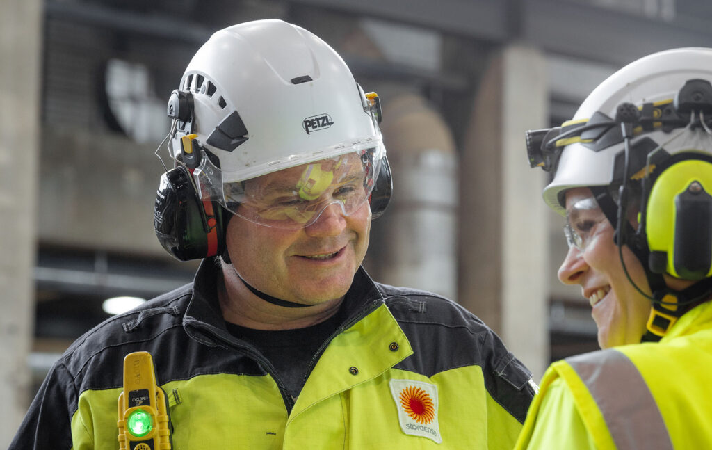 Ilkka Satta naureskelee työkaverin kanssa.