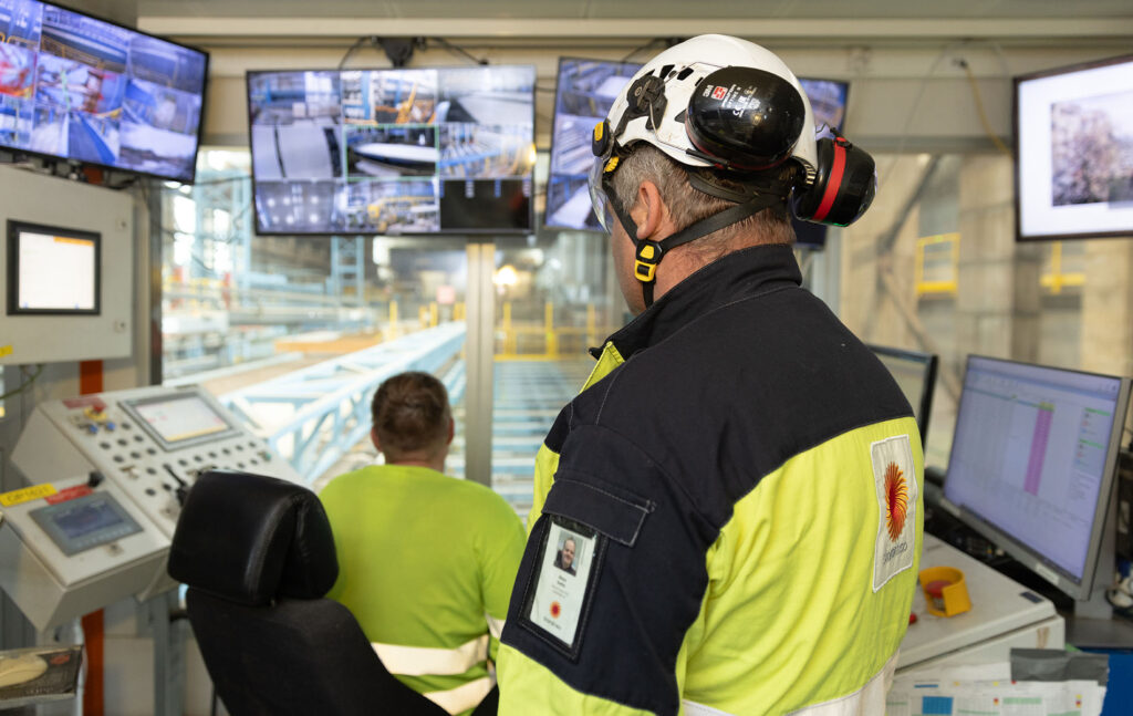 Ilkka Satta ja Janne Kauhanen seuraa valvomossa tuotantolinjan toimintaa useiden näyttöjen ja kameroiden avulla.