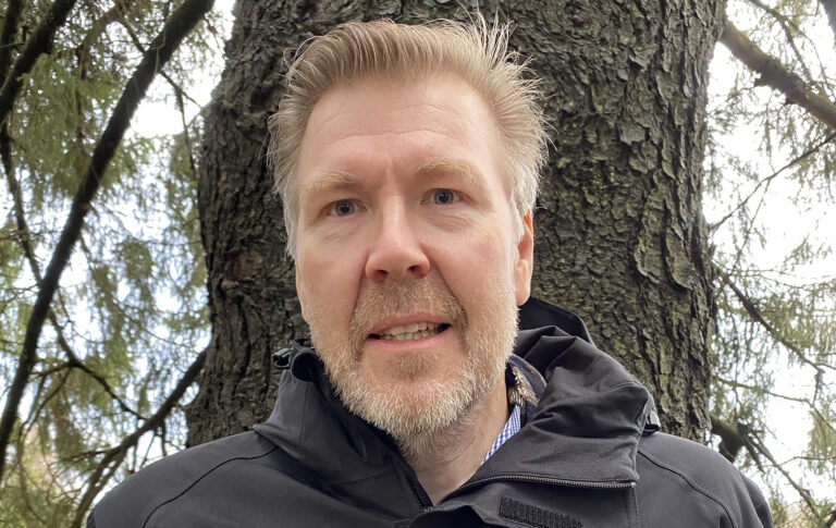 Kalle Kärhä katsoo kameraan