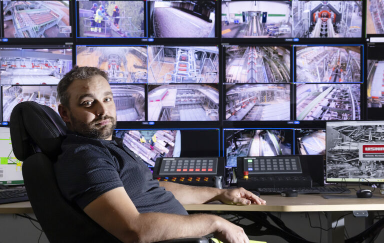 Antti Markkula katsoo kameraan.