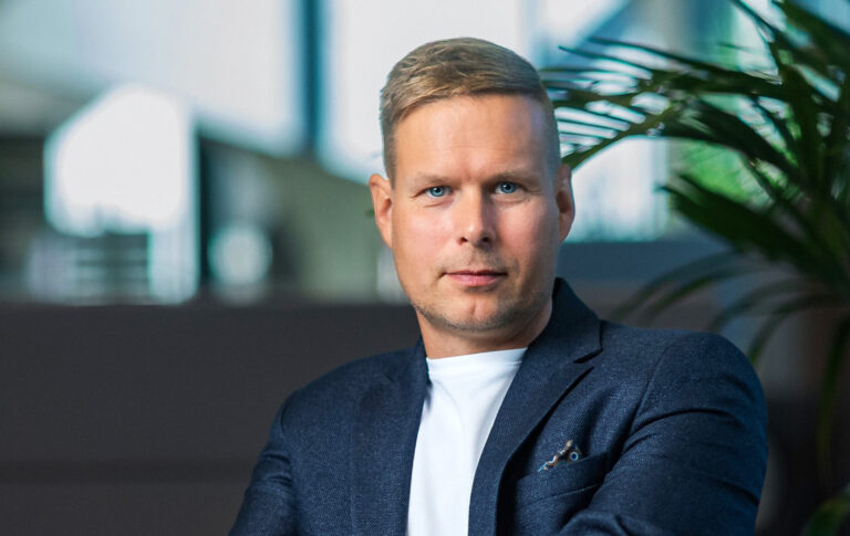 Mika Ruokonen katsoo kameraan