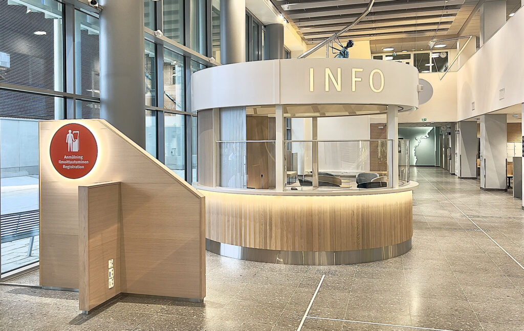 Porin puukaluste Oy:n infotiski