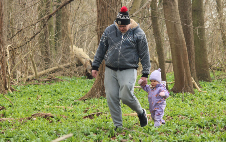 Janne Karaiste kävelee käsi kädessä tyttärensä kanssa metsässä