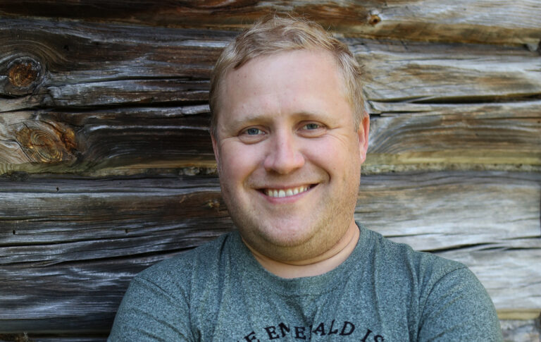 Juho Rahkonen katsoo kameraan