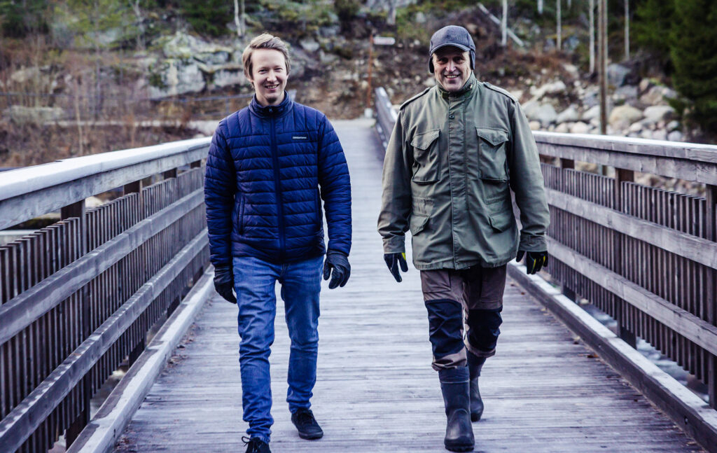 Manu Kalliokoski ja Jouni Neuvonen kävelevät siltaa pitkin.