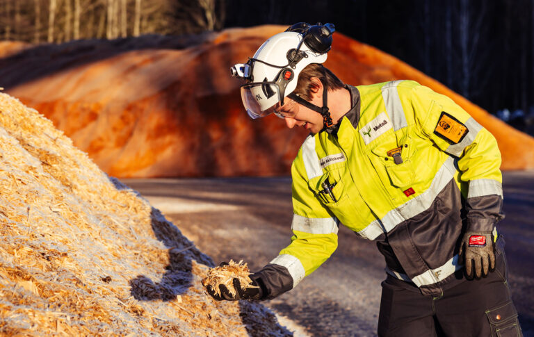 Manu Kalliokoski tutkii puuhakepohjaista raaka-ainetta teollisuusalueella.
