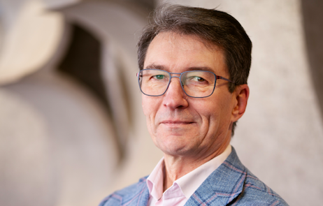 Anders Portin katsoo kameraan