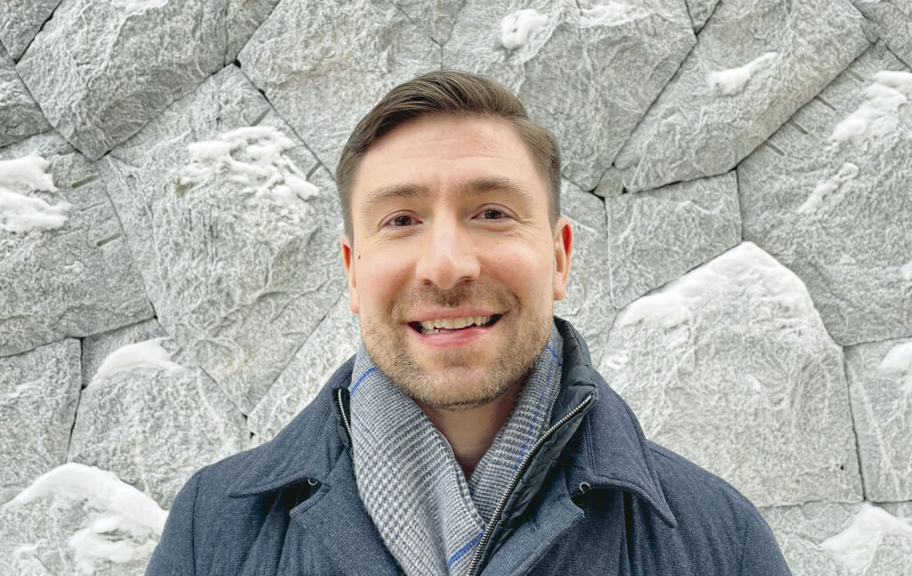 Tatu Liimatainen katsoo kameraan