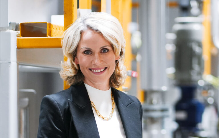 Tiina Bensky katsoo kameraan