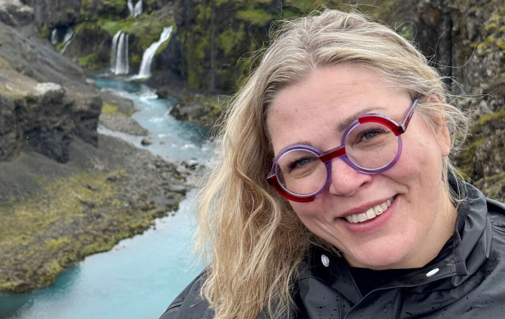 Annukka Näyhä katsoo kameraan