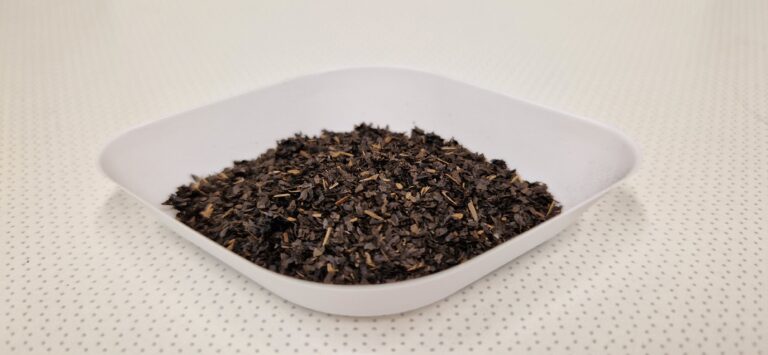 Rautamodifioitu eli magnetiitilla muokattu männynkuori astiassa.