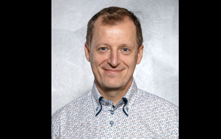 Markku Remes katsoo kameraan