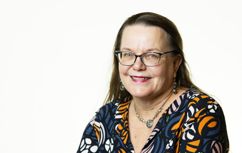 Raisa Mäkipää katsoo kameraan