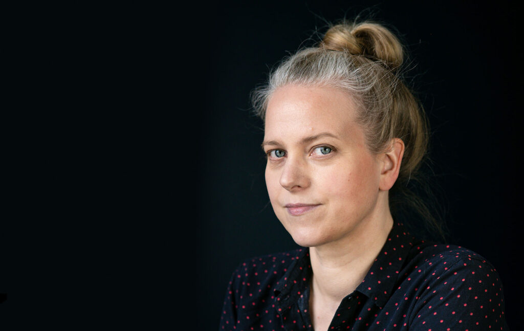 Sini Harkki katsoo kameraan