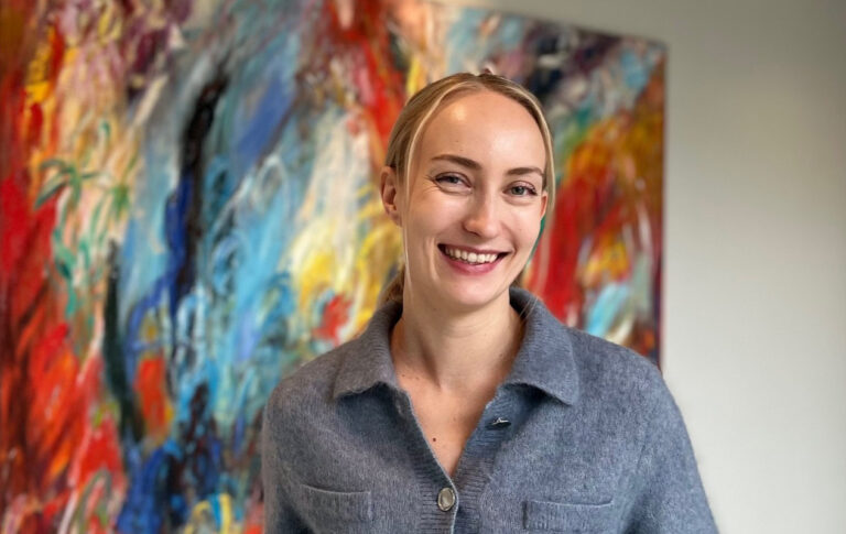 Sonja Ahvenainen katsoo kameraan