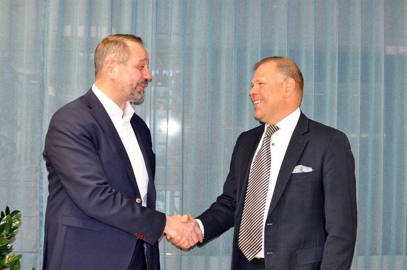 SFW:n toimitusjohtaja Tomas Harju-Jeanty ja VTT:n toimitusjohtaja Kalle Härkki kättelevät