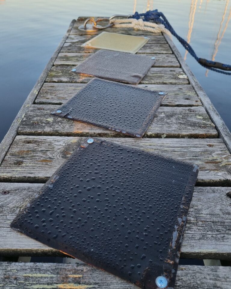 Uusista biohartseista valmistettuja komposiittilevyjä sääaltistuksessa.