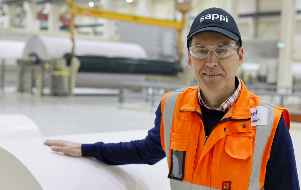 Jari Nikkinen katsoo kohti kameraa