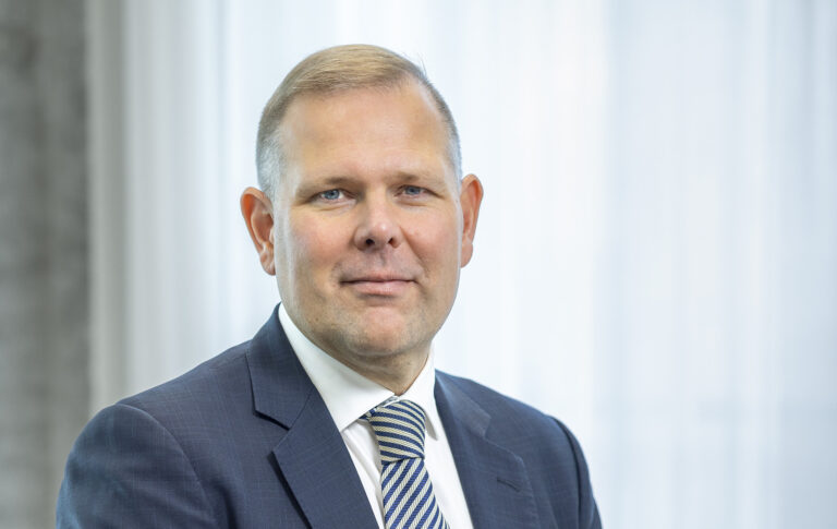 Kalle Härkki katsoo kohti kameraa