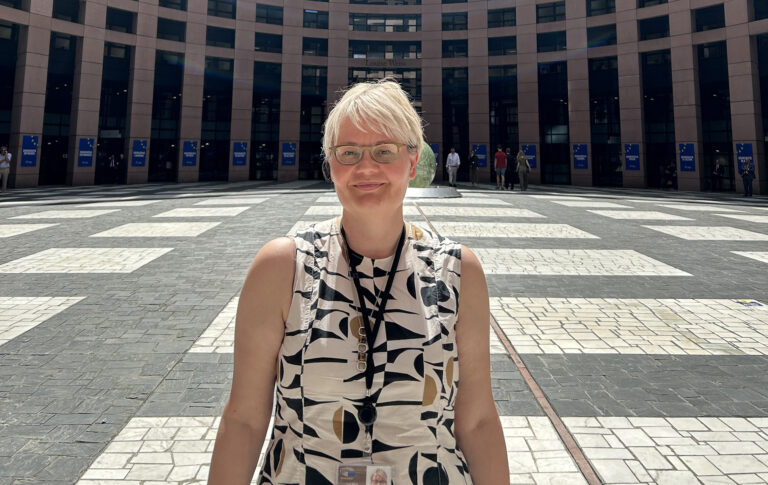 Krista Kimmo katsoo kohti kameraa