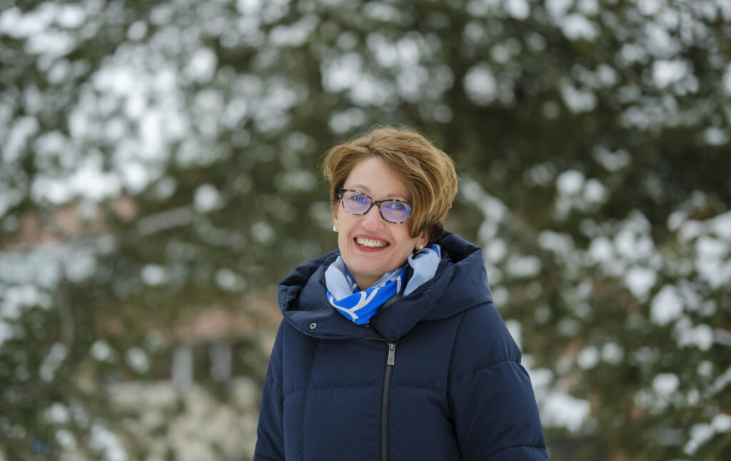 Marja-Leena Mäkinen katsoo kohti kameraa.