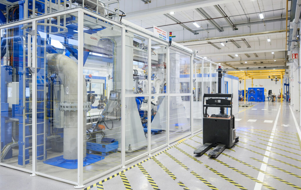 Sulzerin teollisuusautomaatiota ja robotiikkaa nykyaikaisessa tuotantoympäristössä.