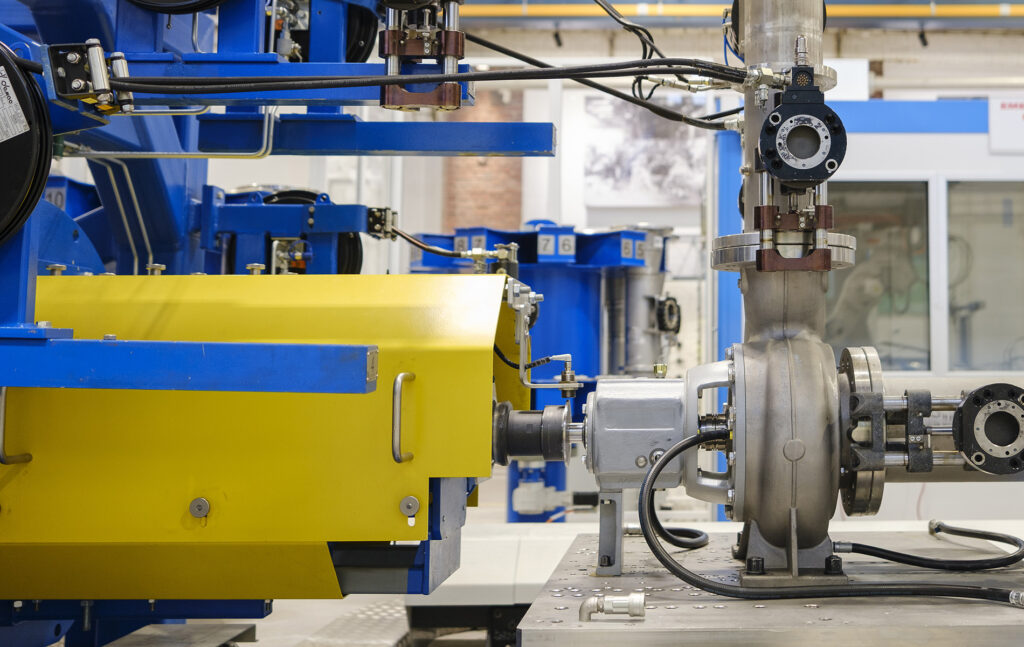 Sulzerin teollisuuspumppu ja laitteistoa tehtaalla.