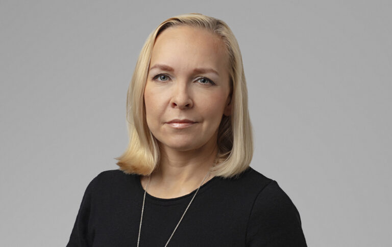 Suvi Haimi katsoo kohti kameraa.