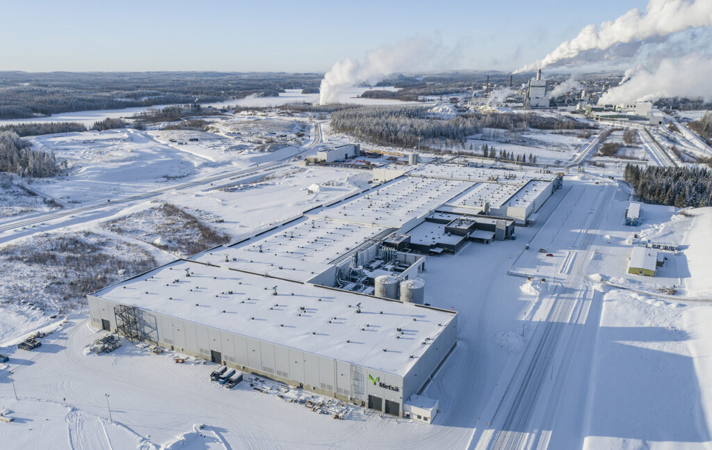 Metsä Woodin kertopuutehdas lumisissa maisemissa.