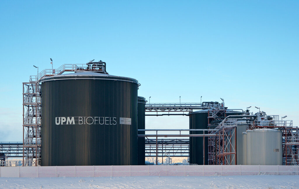 UPM Biofuelsin Lappeenrannan biojalostamon suuria säiliöitä talvisessa maisemassa sinisen taivaan alla.