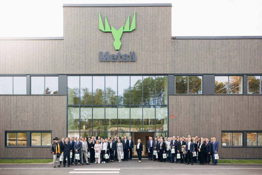 Metsä Groupin ja Metsä Tissuen johtoa sekä sidosryhmiä ryhmäkuvassa modernin puuverhoillun toimistorakennuksen edustalla Mariestadin tehdasinvestoinnin juhlistuksessa.