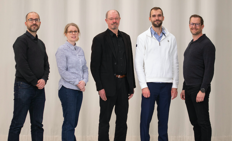 LignoSphere-biomateriaaliyrityksen perustajajäsenet ja tiimi poseeraavat yhdessä vaaleaa taustaa vasten.