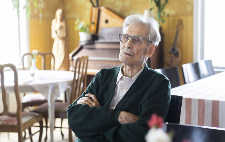 Erkki Aalto katsoo kohti kameraa.