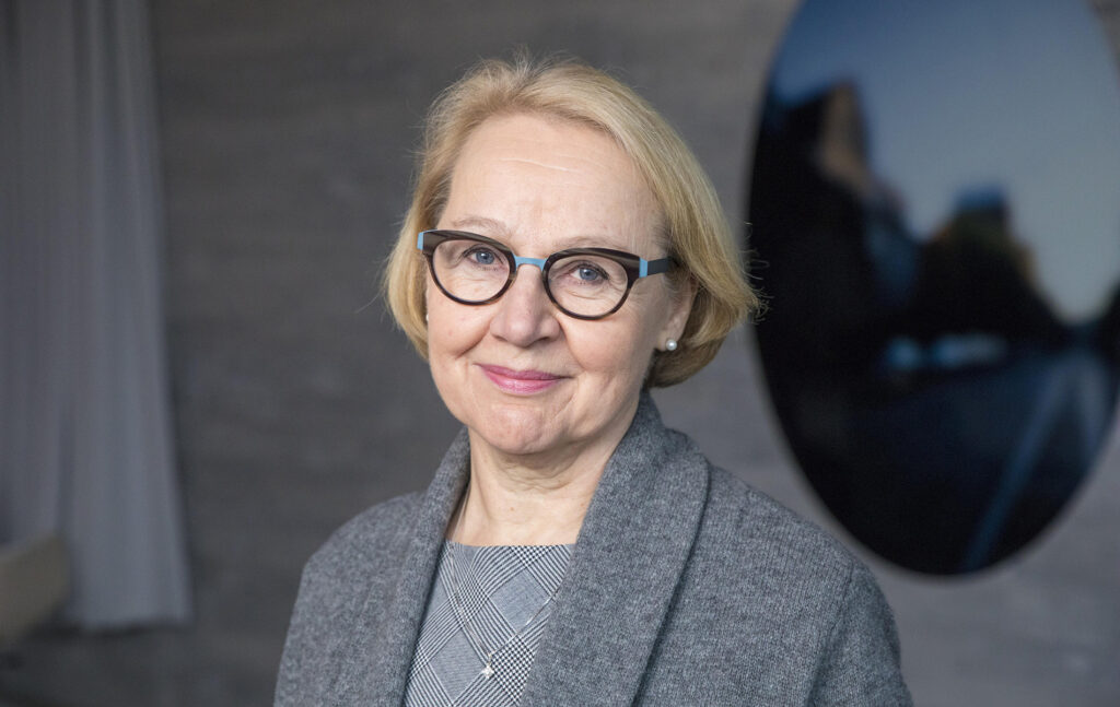 Kristiina Kruus katsoo kohti kameraa.