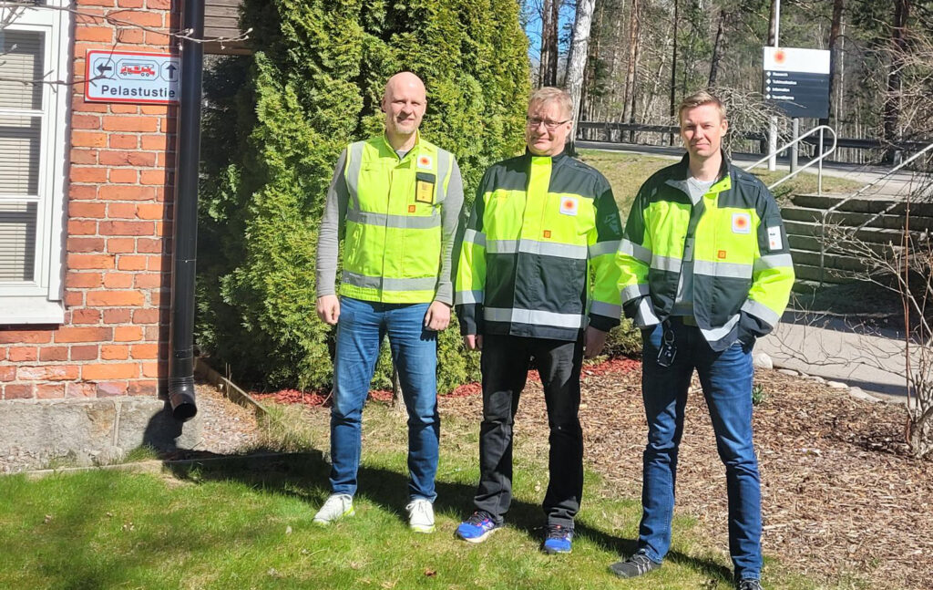 Jouni Hakkarainen, Jari Räsäsen ja Teemu Karhu katsovat kohti kameraa työvaatteissa.