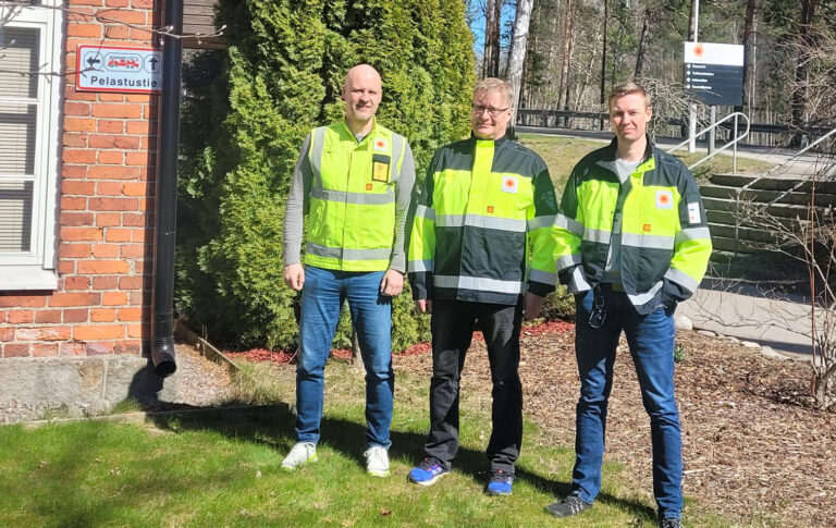 Jouni Hakkarainen, Jari Räsäsen ja Teemu Karhu katsovat kohti kameraa työvaatteissa.