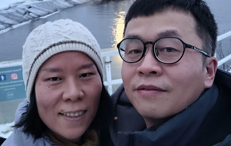 Clarence Liu ja Jane Jiang katsovat kohti kameraa.