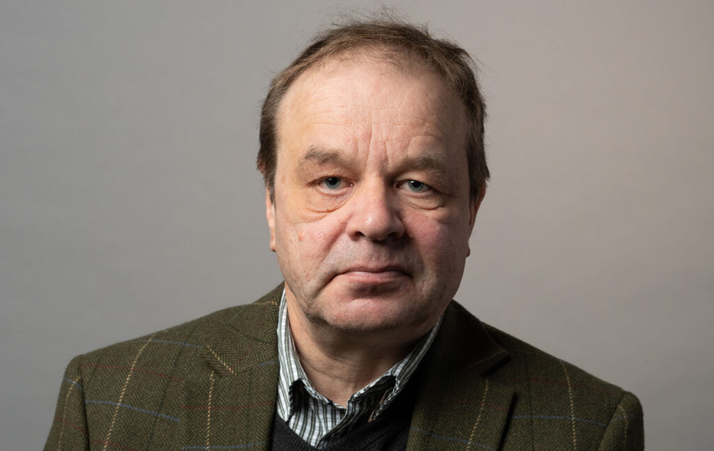 Ilkka Leinonen katsoo kohti kameraa.