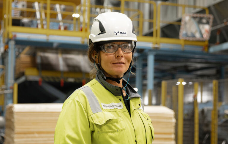 Metsä Groupin työntekijä Katja Silvennoinen tuotantolaitoksella.